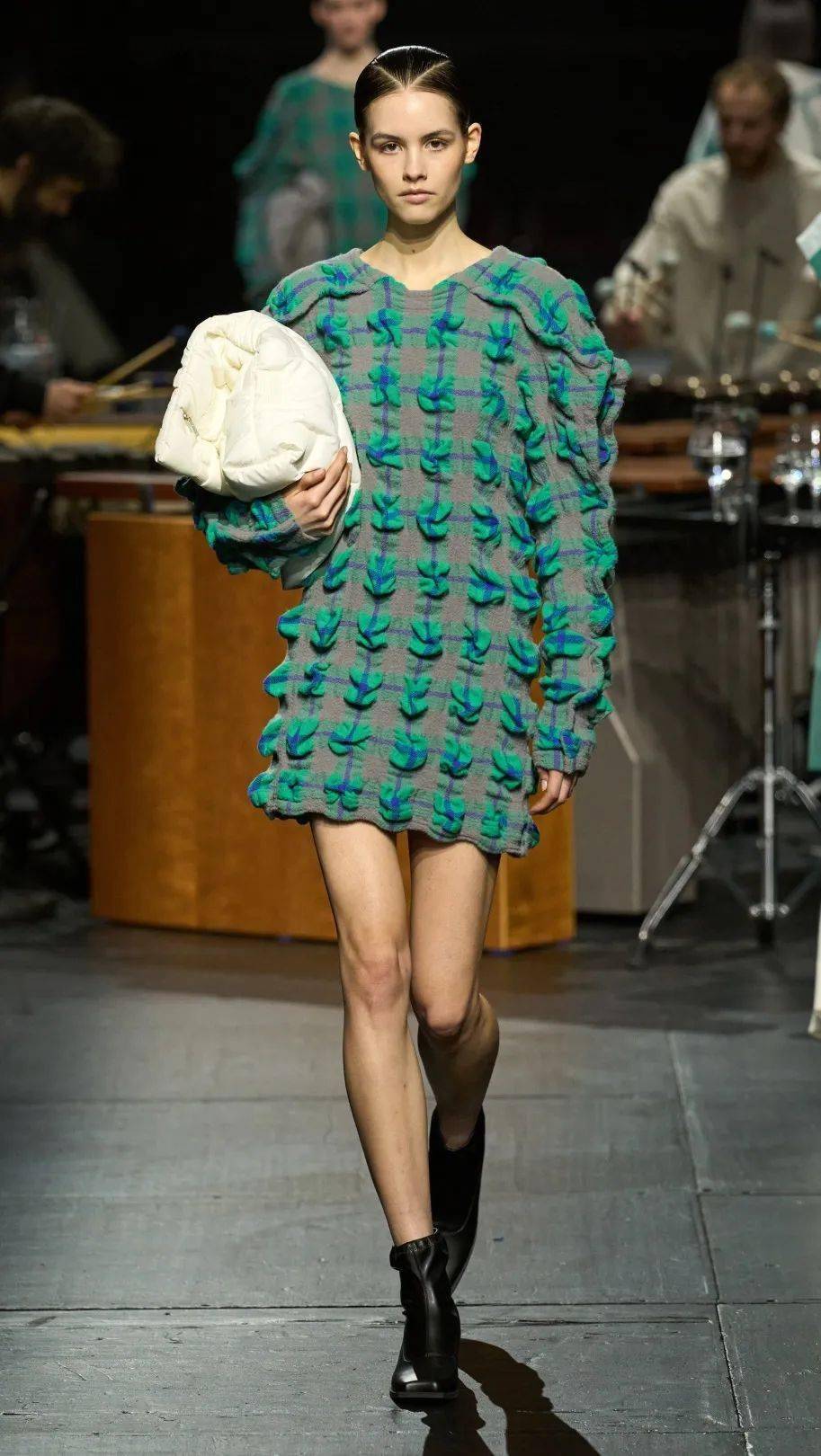 趋势|2023秋冬十大服装设计流行趋势!_品牌_chanel_badgley