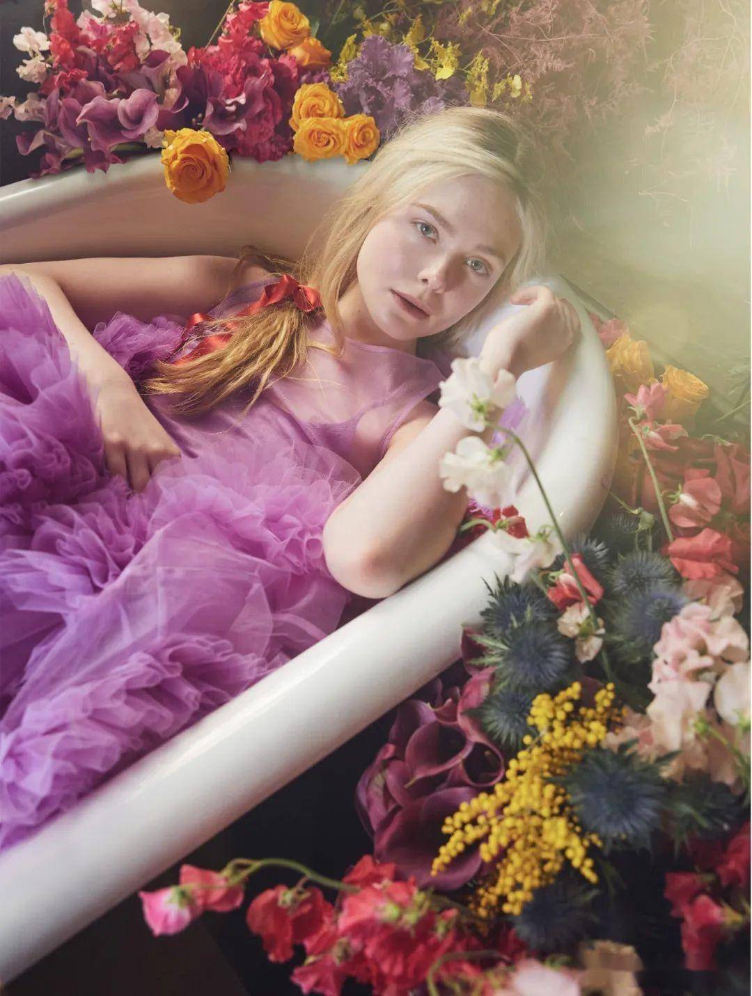 艾丽·范宁《时尚芭莎》封面大片,仙裙造型宛如童话公主