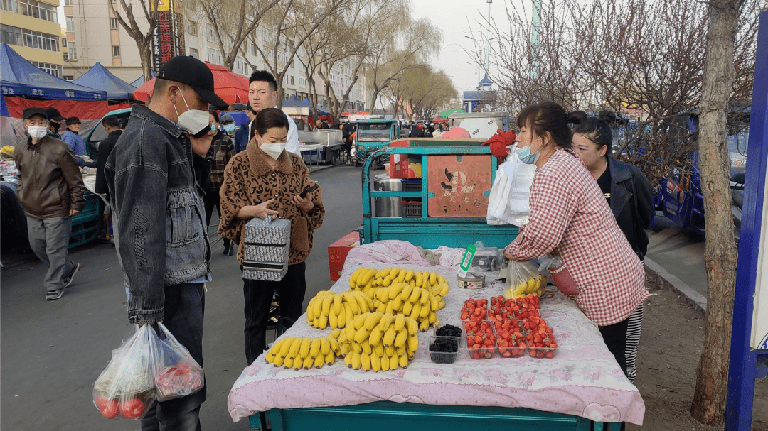 乌兰浩特市:便民早晚市邂逅城市"烟火气"_早市_市民_摊主