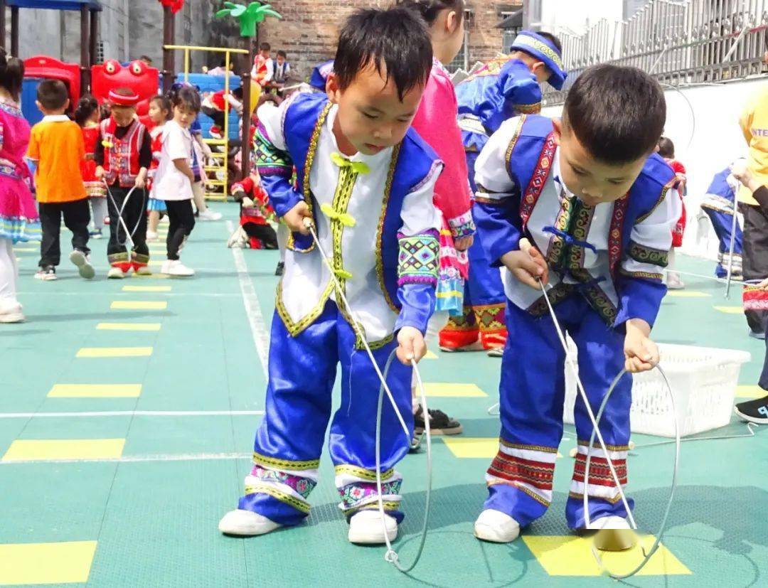 泥塑,编织等摄影,绘画,手抄报,走进节日的校园举行民族服饰走秀壮族