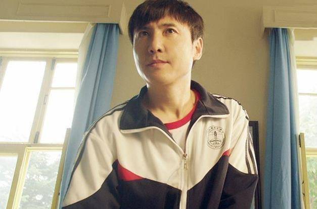 沈腾又萌又贱,经常通过自我贬低来逗观众,比如无脸男,比如cos爱德华