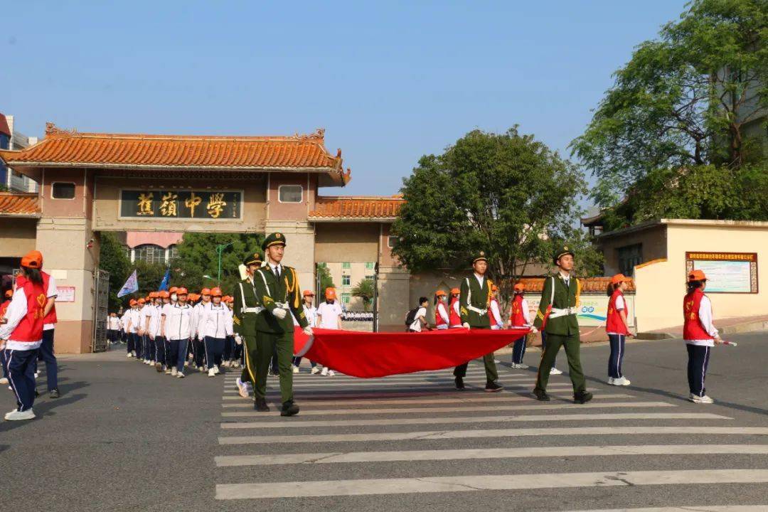 随后,蕉岭中学党委书记汤国柱校长为体育节致开幕词,他希望在这次创新