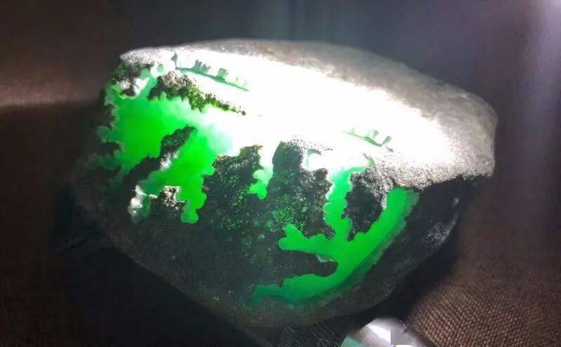 10万人民币买下的翡翠原石，结果却切出了满色极品冰阳绿！_手机搜狐网