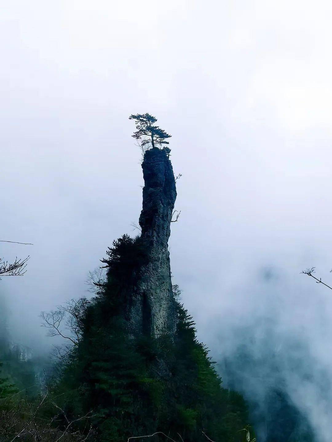 一峰独秀朱平摄终至八台山顶.