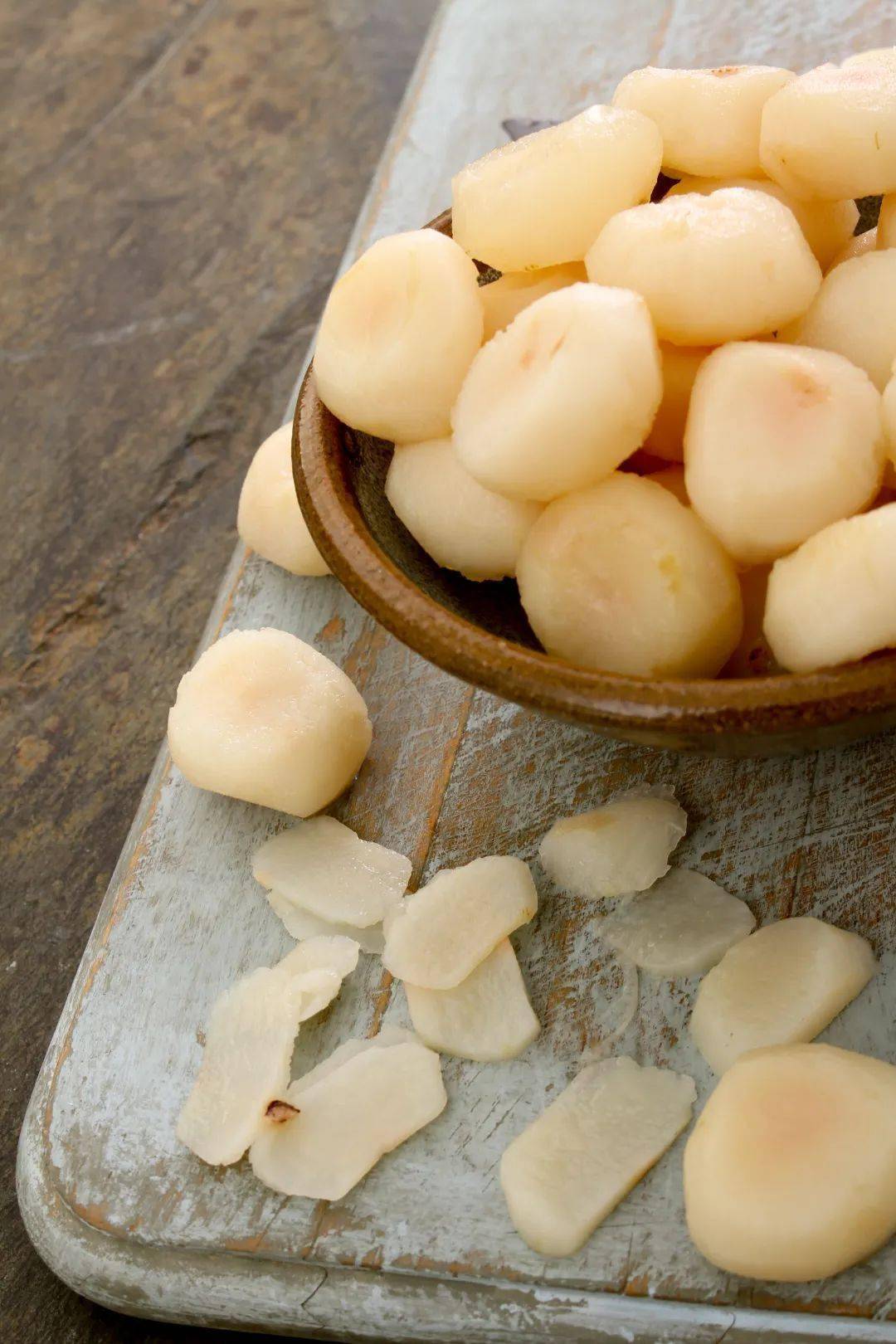 因为荸荠的形状和马蹄相似,所以得名"马蹄".