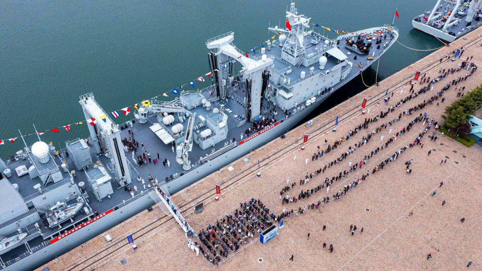 中国人民解放军海军在山东青岛3号码头组织导弹驱逐舰开封舰,导弹护卫