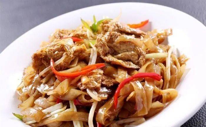 蒸白糖芝麻包午 餐鲜肉丸炖粉条,鸡骨草鸡汤鸡肉煮冬瓜,清炒生菜晚 餐