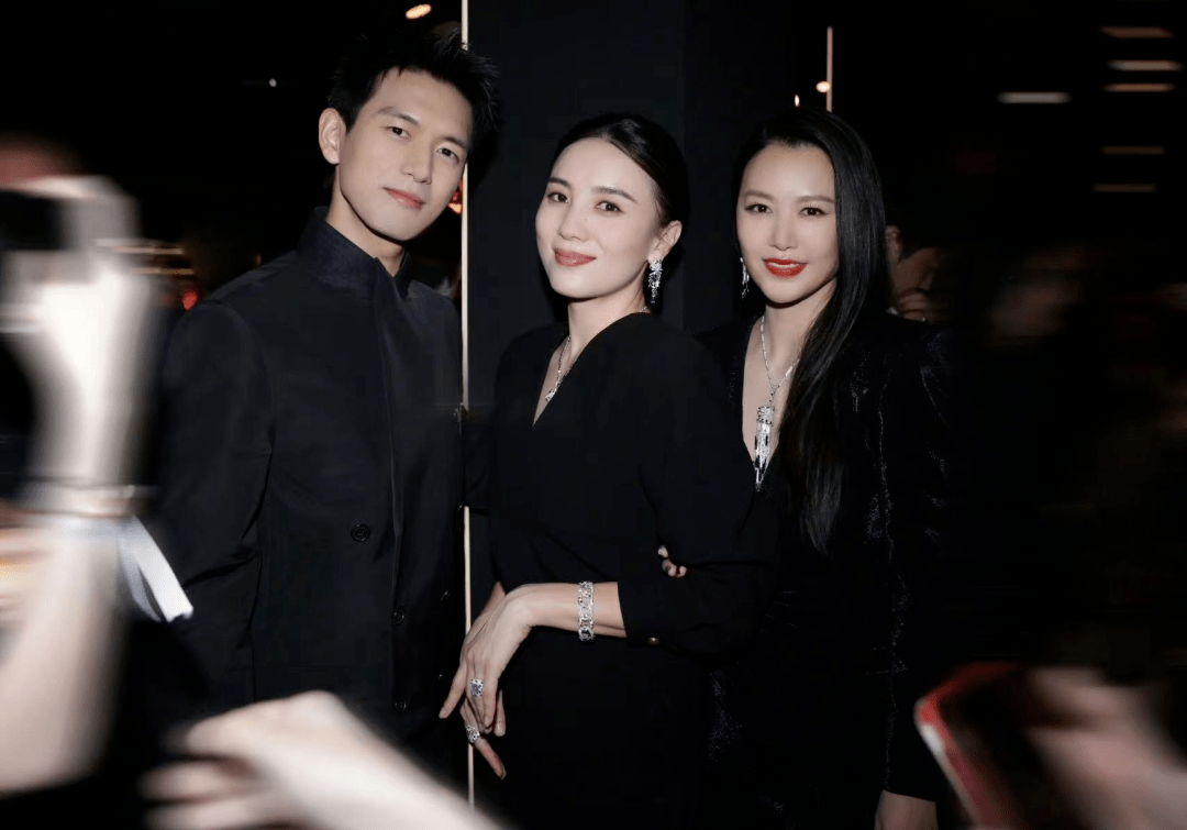 宋佳晒活动合影,称自己是演艺圈最爱合影的人,网友:真实而有趣_魅力