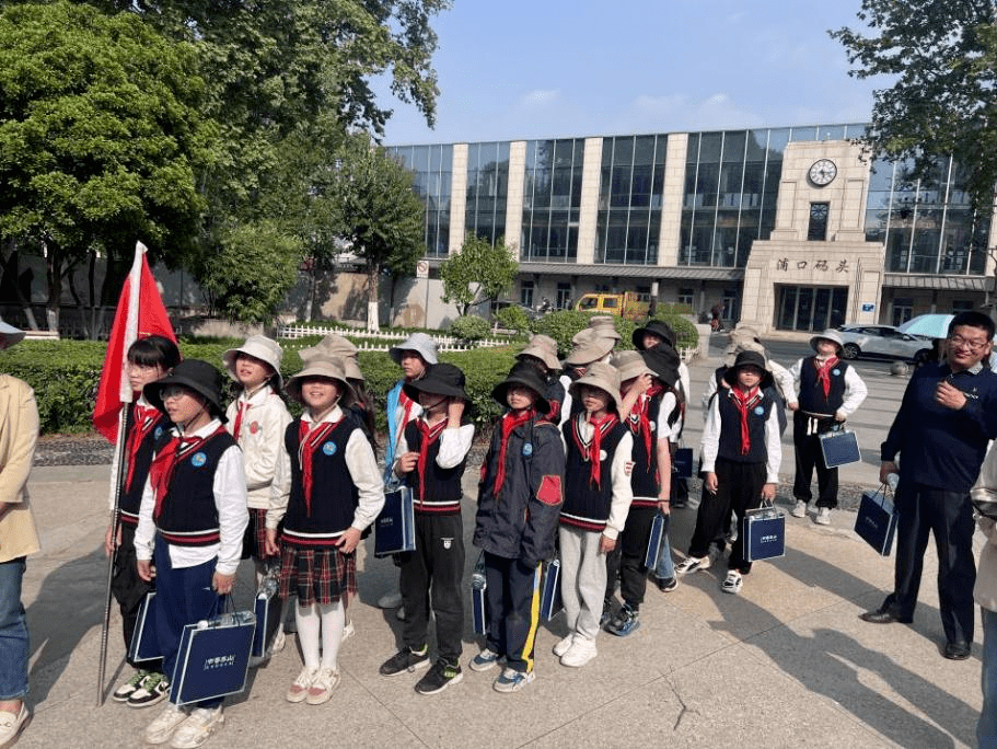 隊員參加由泰山街道辦事處,揚子國資投資集團主辦,江北新區鐵路小學