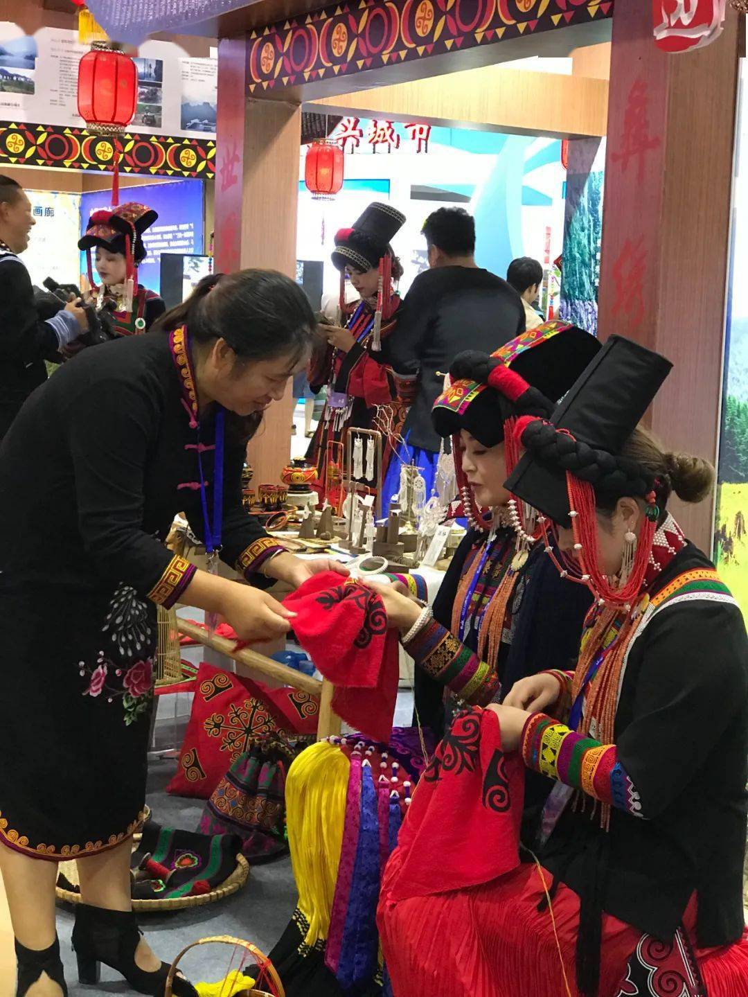 峨边非遗出圈国际展香江刮起最炫彝族风