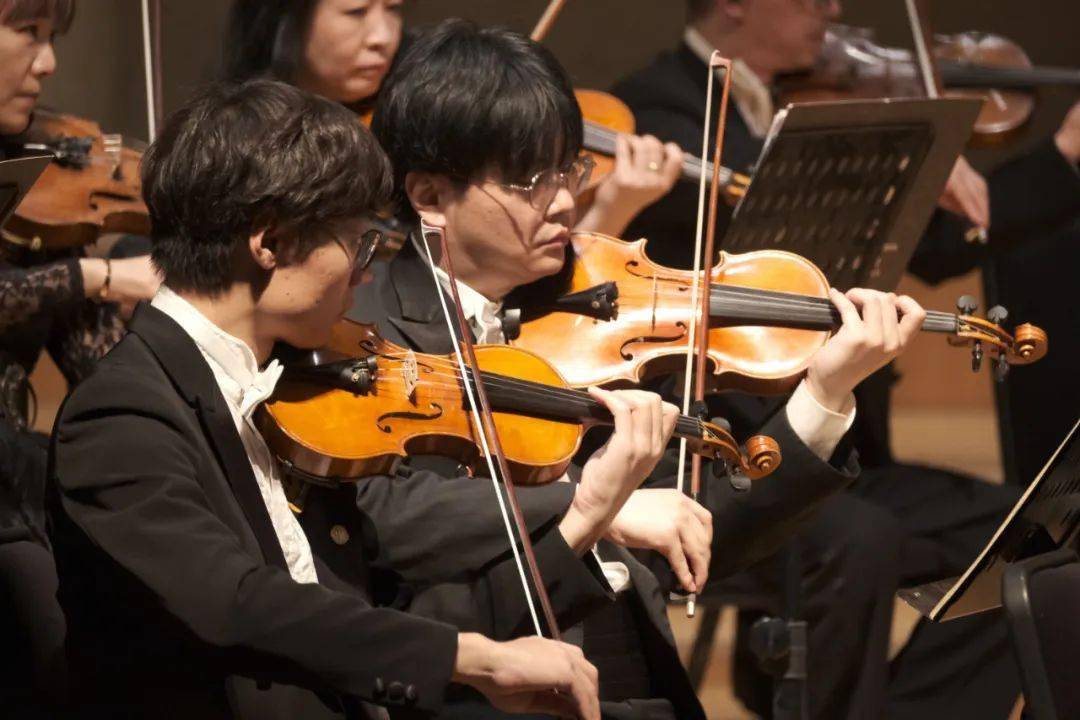 在音乐会的下半场,听众欣赏到了指挥家袁丁指挥中国爱乐乐团演奏的
