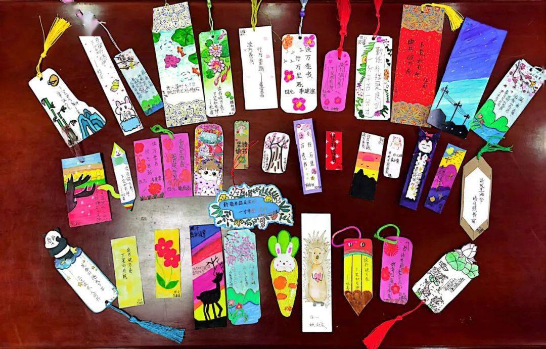 中高年级的少先队员们还通过制作书签,手抄报,写读后感等方式,分享