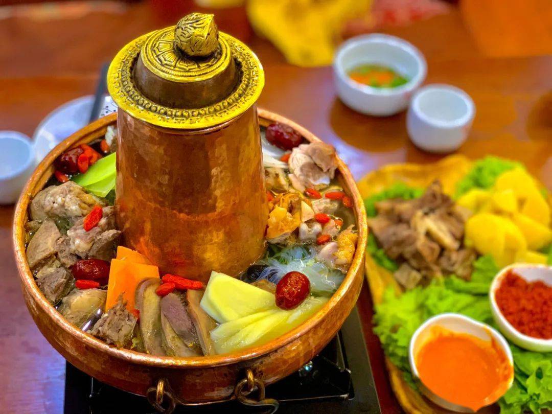 牦牛肉火锅是塔村的特色美食之一,塔村牧民的牦牛,全年放养在当地的