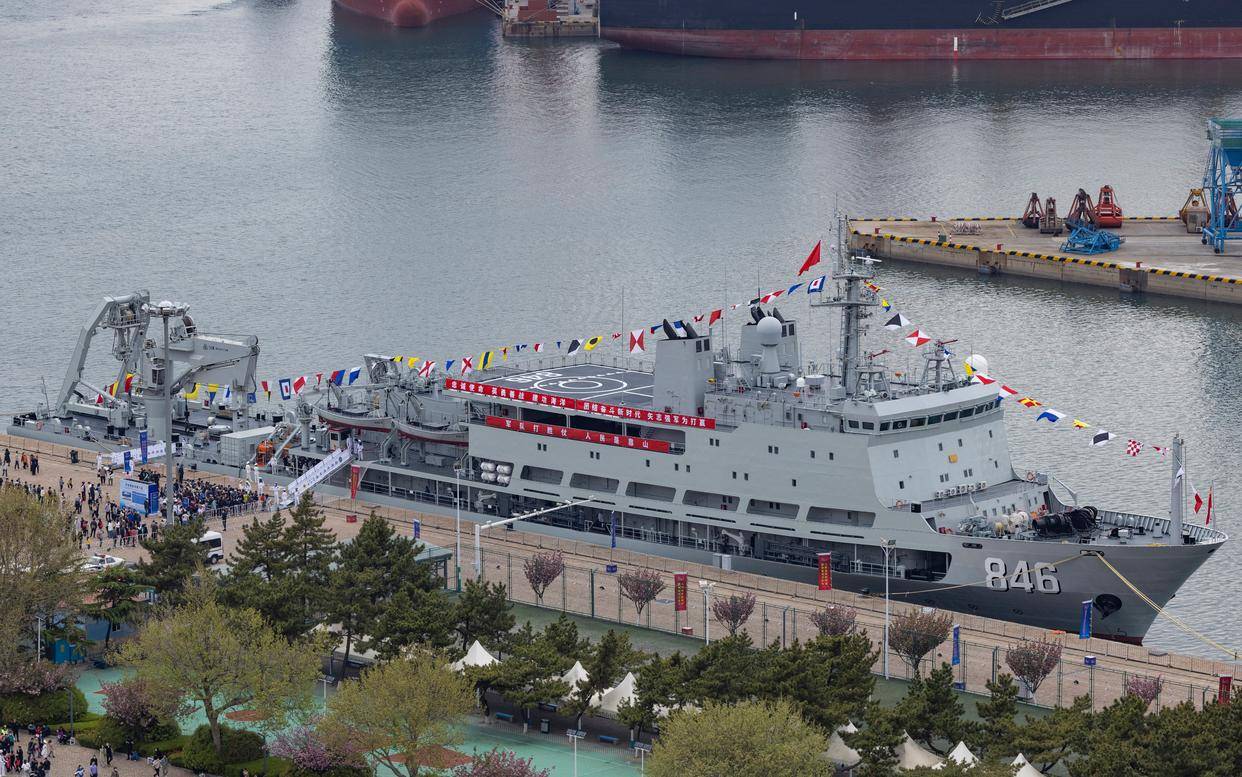 4月22日,青島,導彈驅逐艦開封艦.