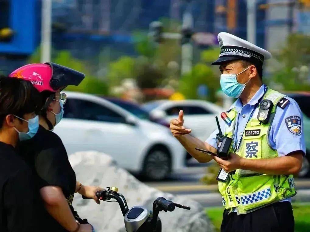 对电动自行车常见违法行为实施"六个一律"管理措施,即:查处电动自行车