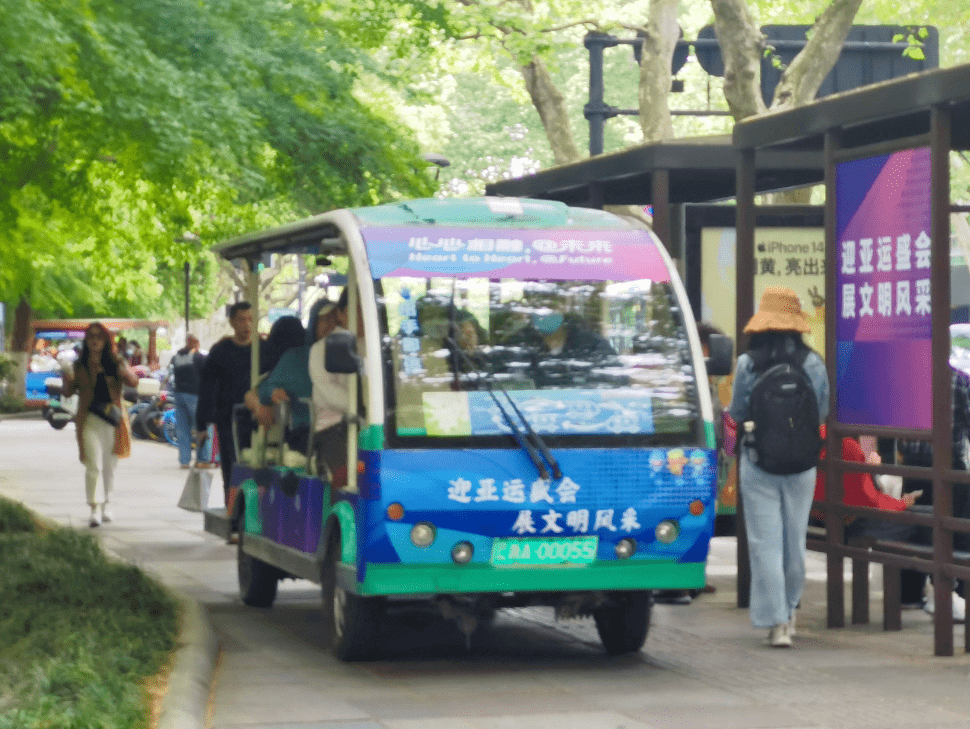 在服务保障杭州亚运会中,除了焕新西湖观光车,西湖景区资产集团下属