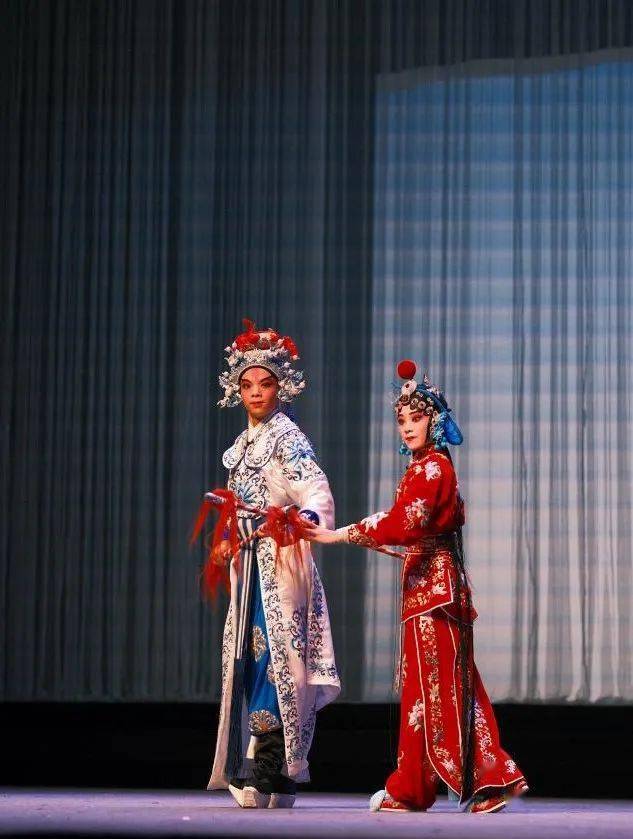 和19岁的青年演员刘文静同台演绎梅花奖得主窦凤琴你看过一场《白蛇传