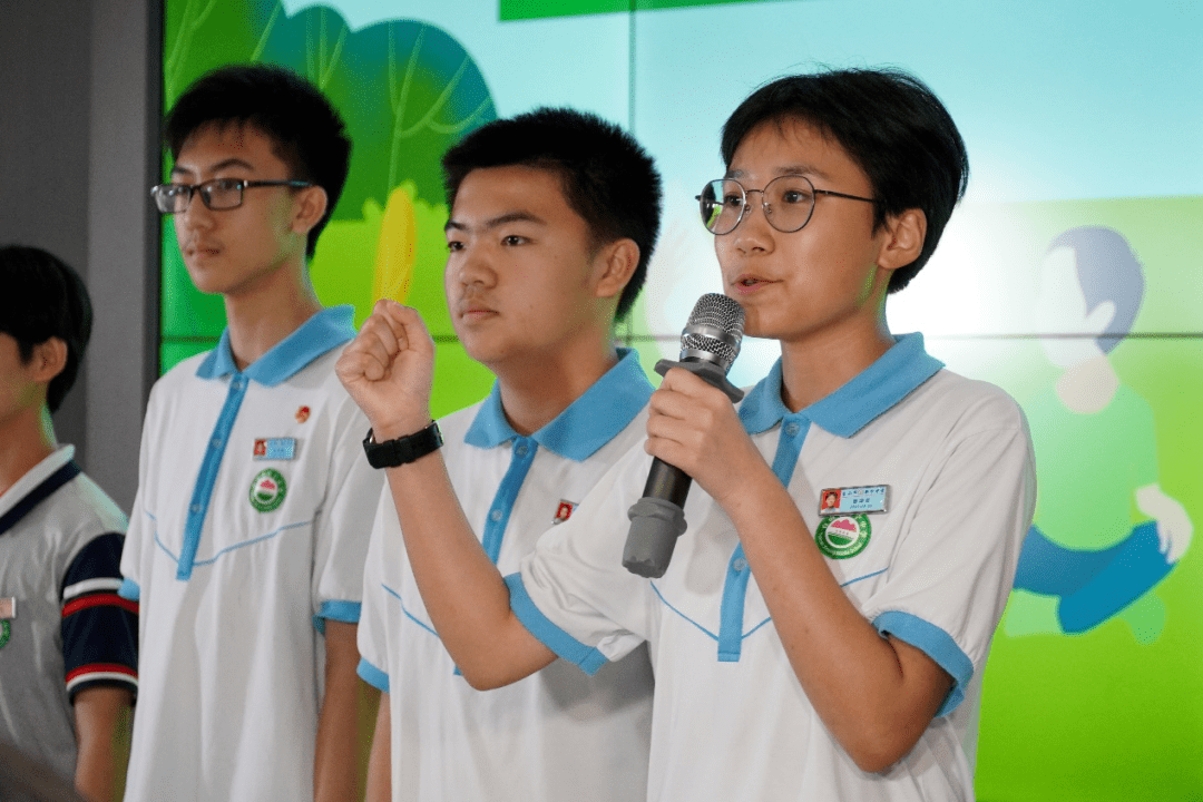 通过图片本次阅读分享会现场参与人群包括台城二小,新宁中学学生代表