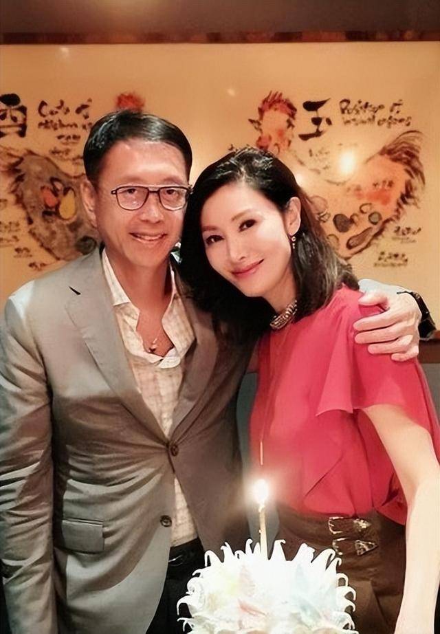嫁给许晋亨之后,李嘉欣成功打入香港贵妇圈,晒出的各种日常均是各种