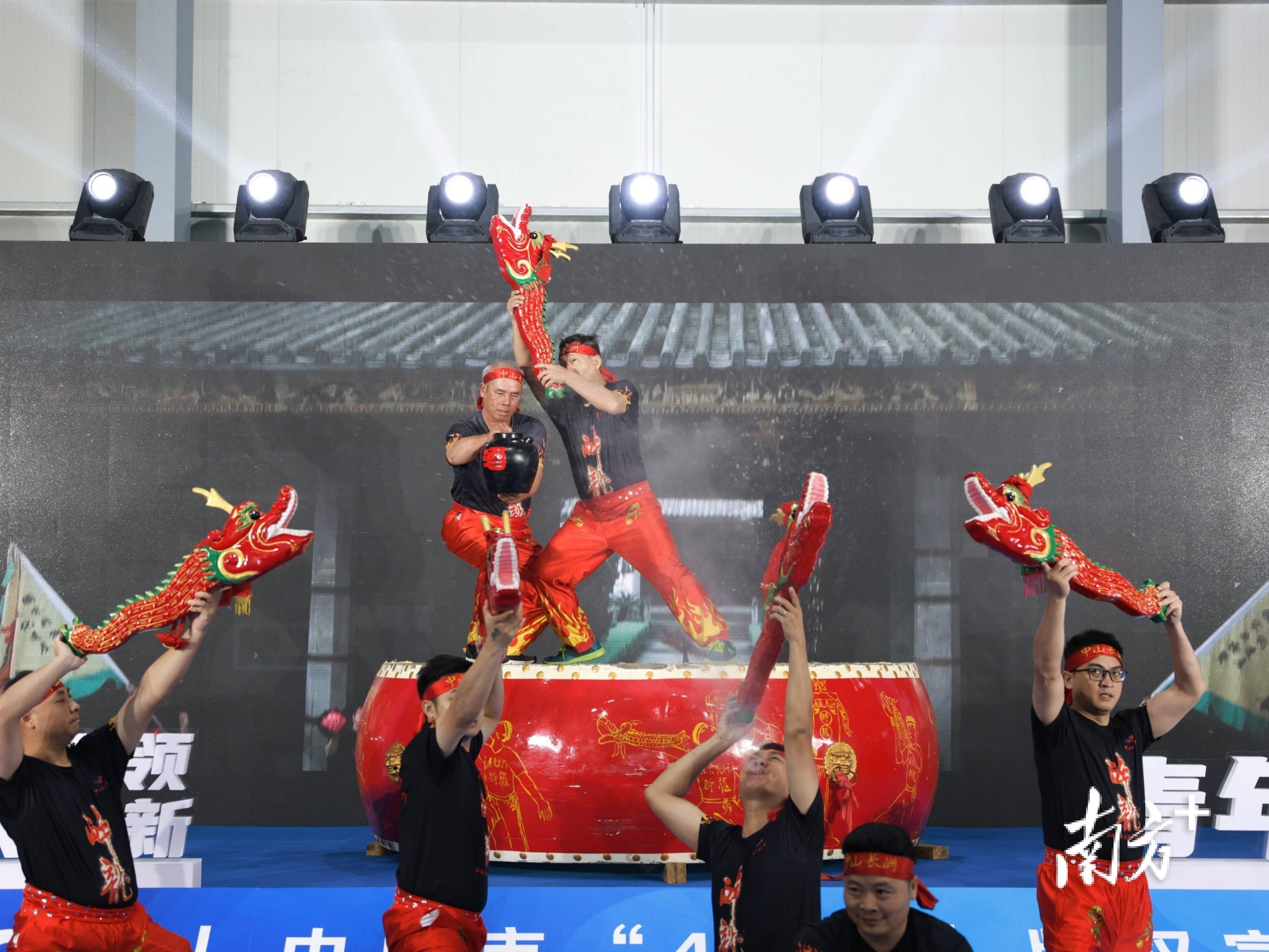 中山西区长洲醉龙舞表演.