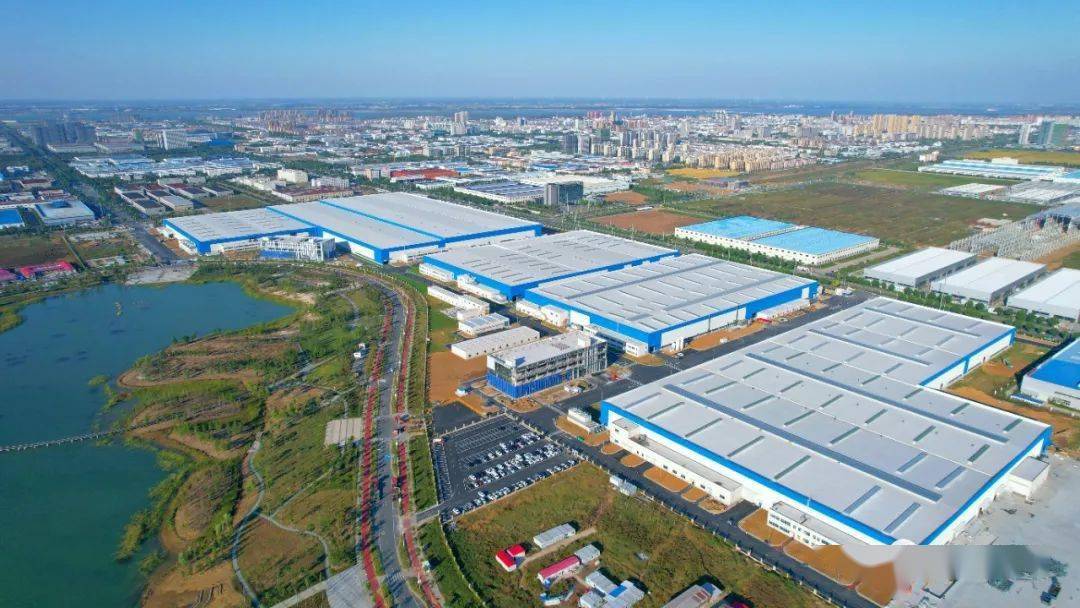 开发区的南高齿(淮安)高速齿轮制造项目基地,蓝白相间的厂房巍然矗立