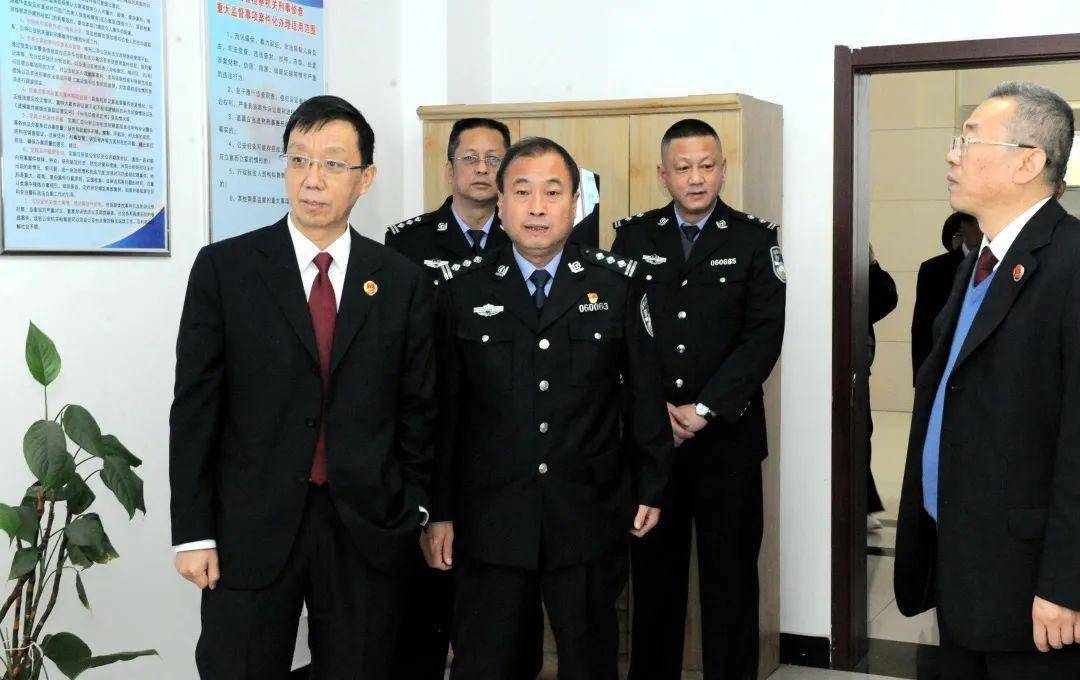 会后,范海生检察长一行深入交城县公安局,实地查看了侦查监督与协作