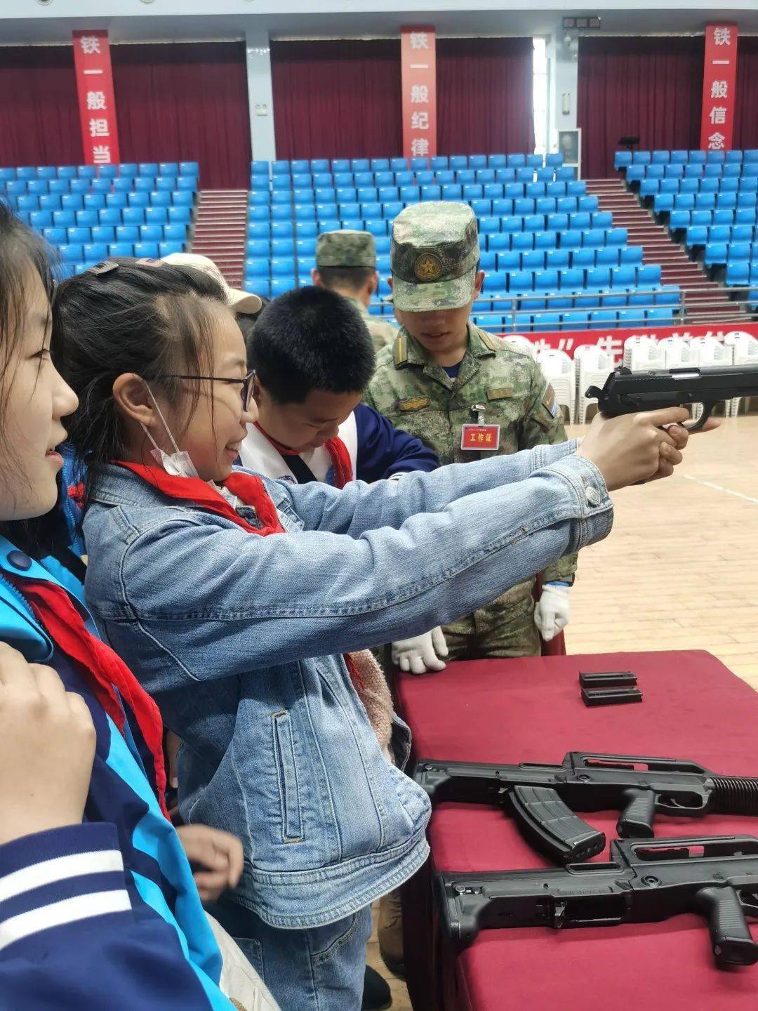 所谓旗语,就是一种利用手旗或旗帜传递信号的沟通方式,可分单旗和双旗