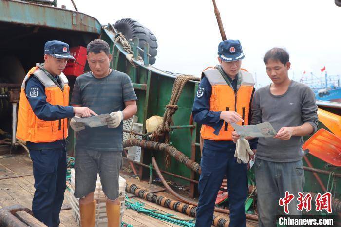 "漳州海警局执法员通过走访辖区渔港,码头,利用发放宣传单,张贴通告