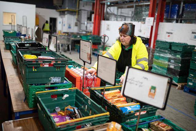 英国“食物银行”发放“救济粮”数量创纪录_新华社_一家_考文垂