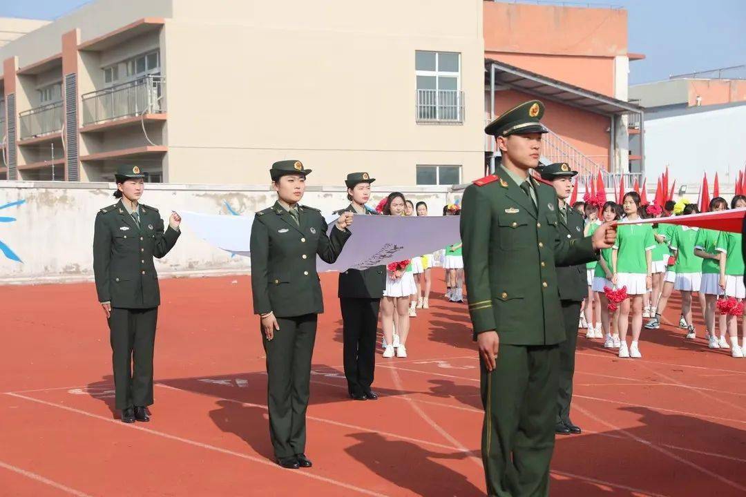 升国旗,奏国歌开幕式开幕式校领导和各学院,部门负责人出席运动会田径