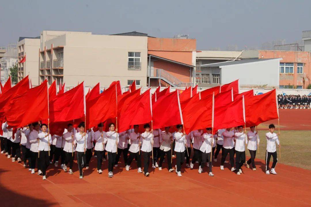 勇往直前的精神风貌象征着学校开拓创新国旗手气宇轩昂,精神抖擞庄严