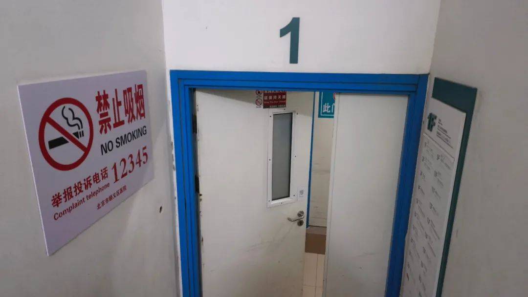 医院楼道地面被烟头烫得"伤痕累累"?记者调查_垃圾桶_人员_居民