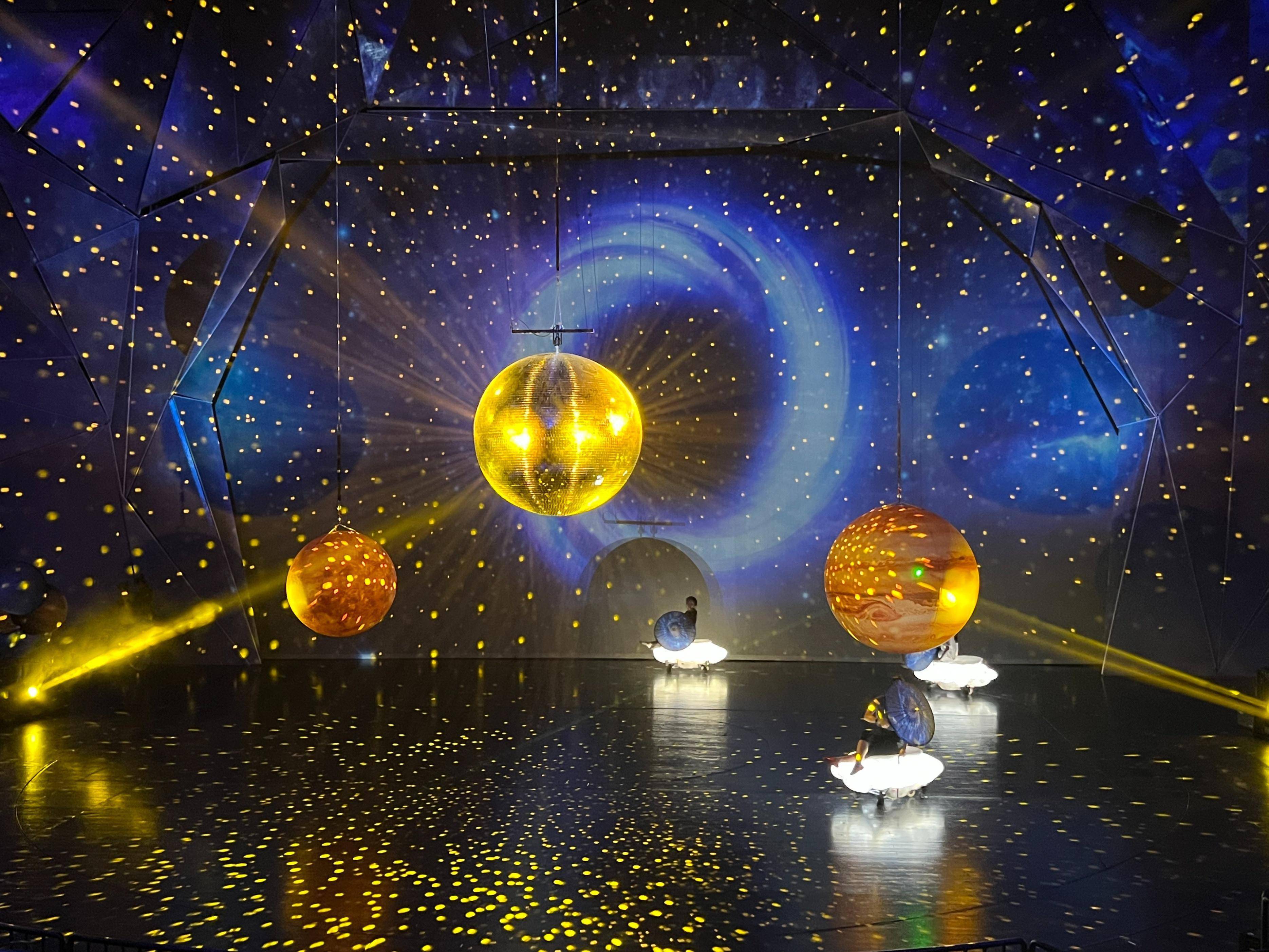 为营造更具震撼力的视觉效果,演出将开幕时刻与全新360°纱幕投影有机