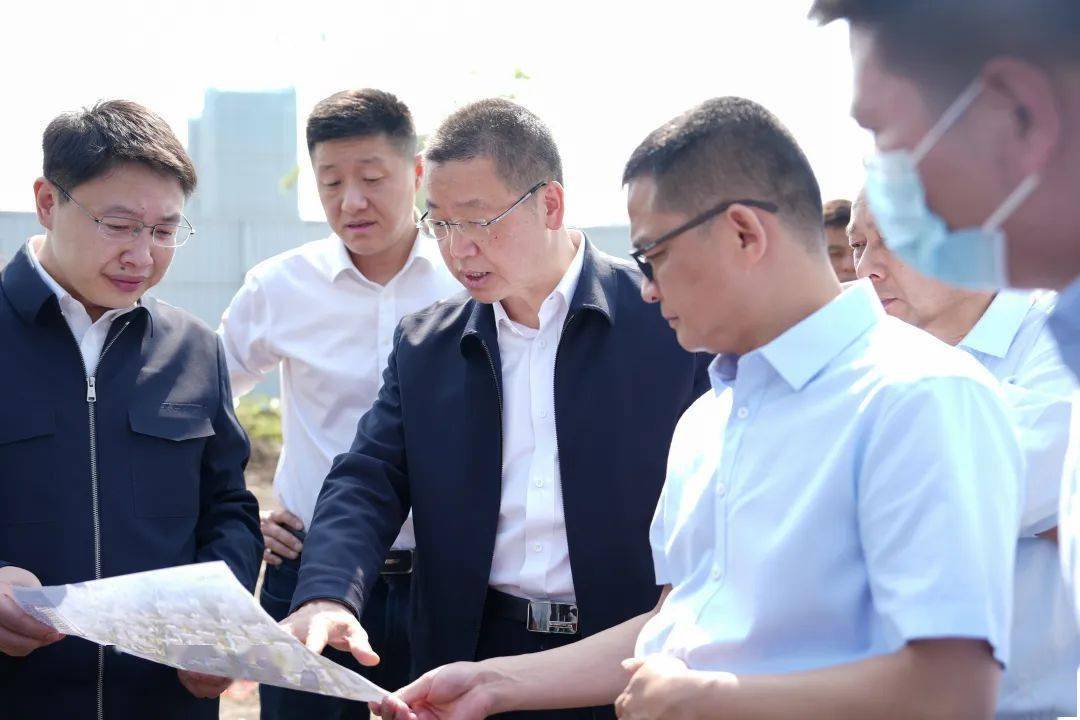 今天上午,秀洲区委书记徐鸣阳带队赴王江泾镇沈家桥未来社区,调研秀湖