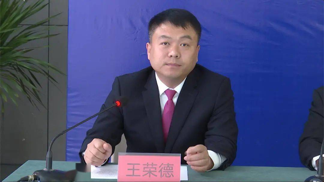 王荣德介绍说,在书画文创产业园的运营上,突出以文化为引领,以书画为