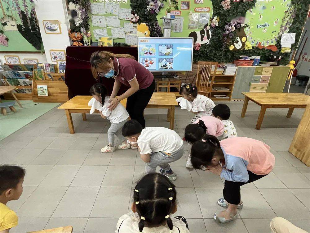 消防演練之前,各班教師通過繪本故事,遊戲,兒歌等形式,對幼兒進行消防