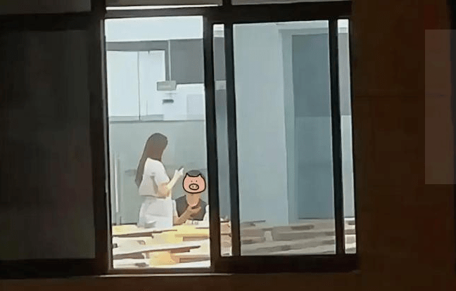 四川传媒学院学生情侣教室开灯公然发生两性关系,不知屋外人山人海