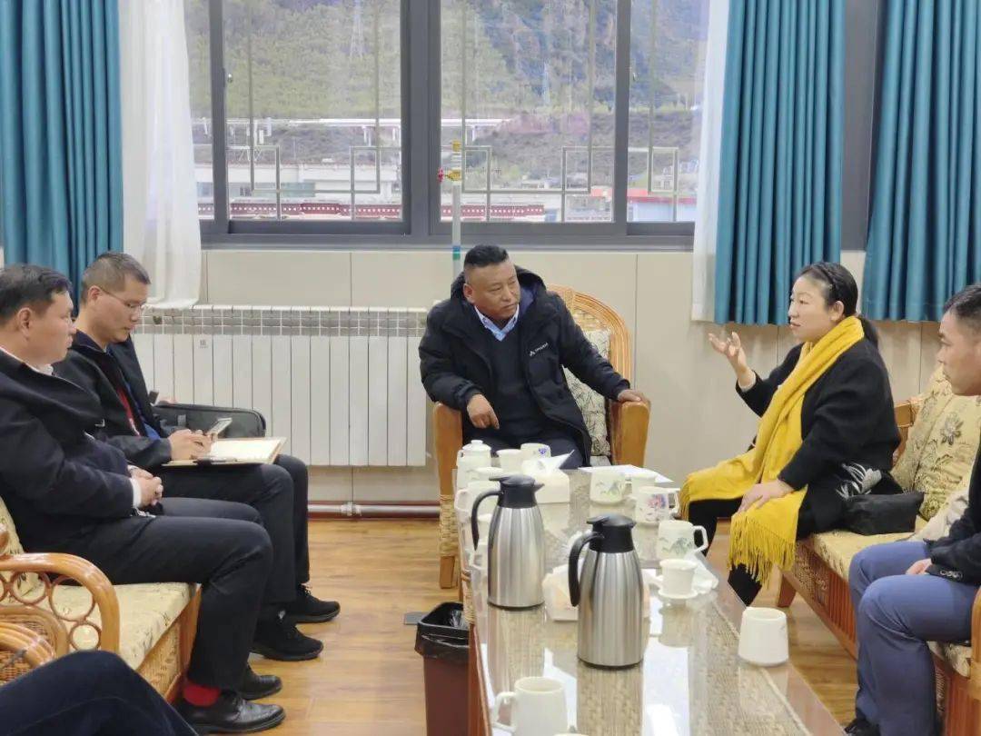 到达工布江达县后,工布江达县政府主要领导以及县教育局主要负责人等