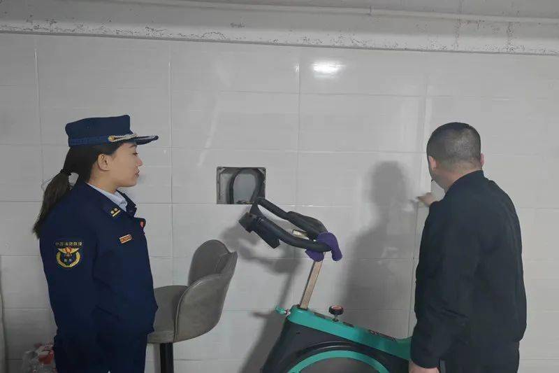 不能当场整改的 消防监督员依法下发《责令限期整改通知书》要求限期改正。此次检查，及时消除了存在的火灾