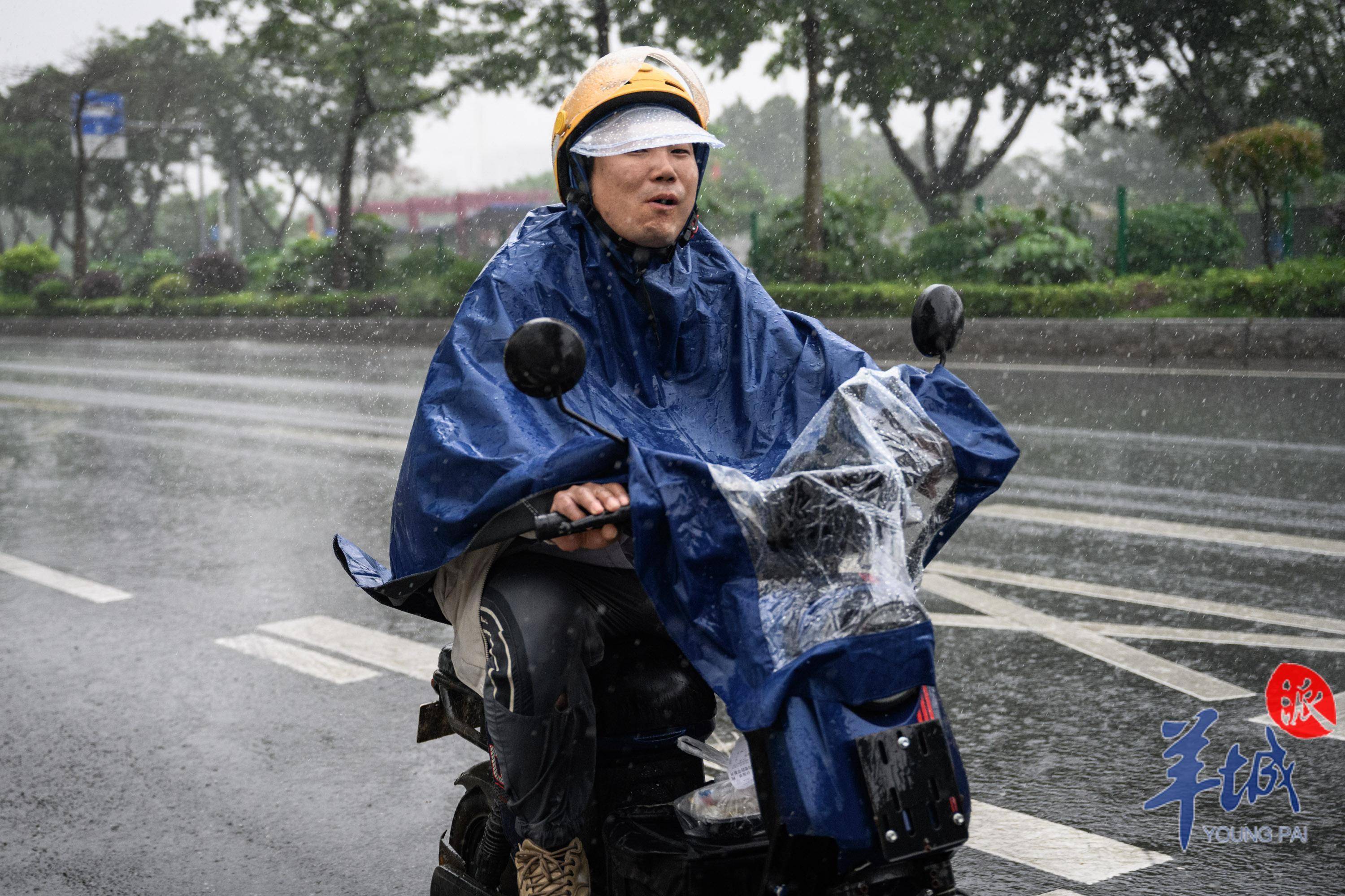 图集|广州五一黄金周首日遇雷雨天气_市民_雨势_局部