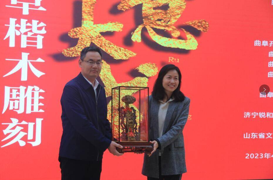 济宁市文化和旅游局一级调研员张康致辞,济宁市文化馆馆长张华锋介绍