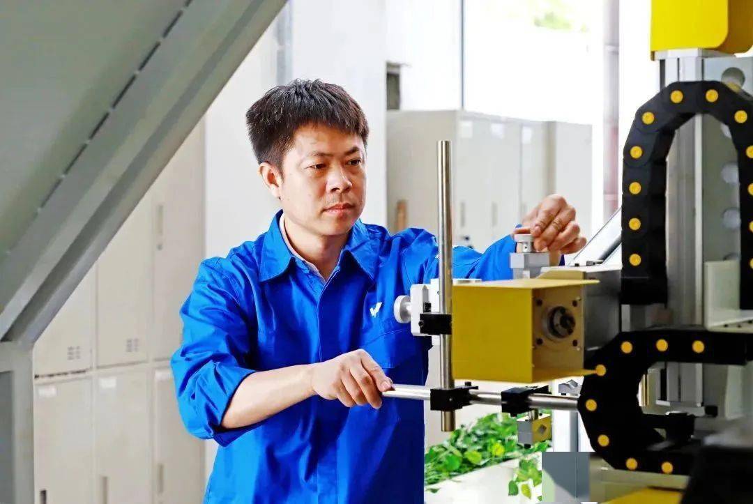 而这时,"廖老鬼"的徒弟阿明虽然技艺精湛,却因为学历问题,无法评定