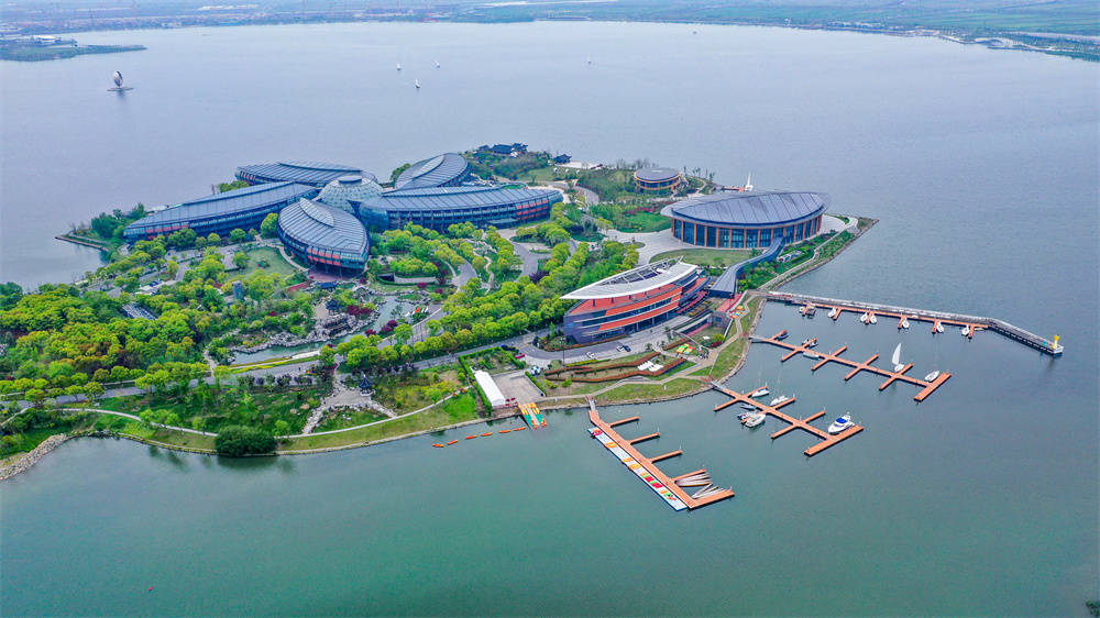 是临港新片区地标性的岛屿公园,占地13 万平方米,建有滴水湖洲际酒店