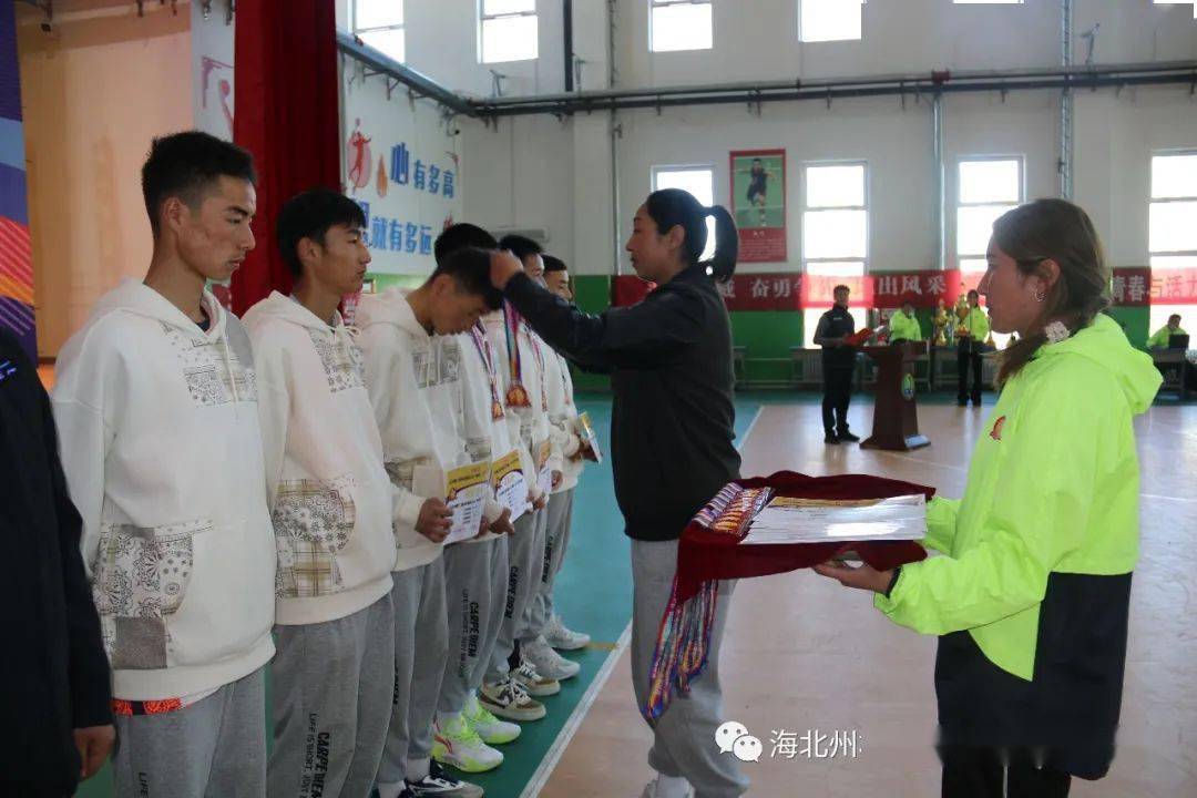 秘书长赵颖慧为青年男子组第三名获得者海北州第二高级中学代表队颁奖
