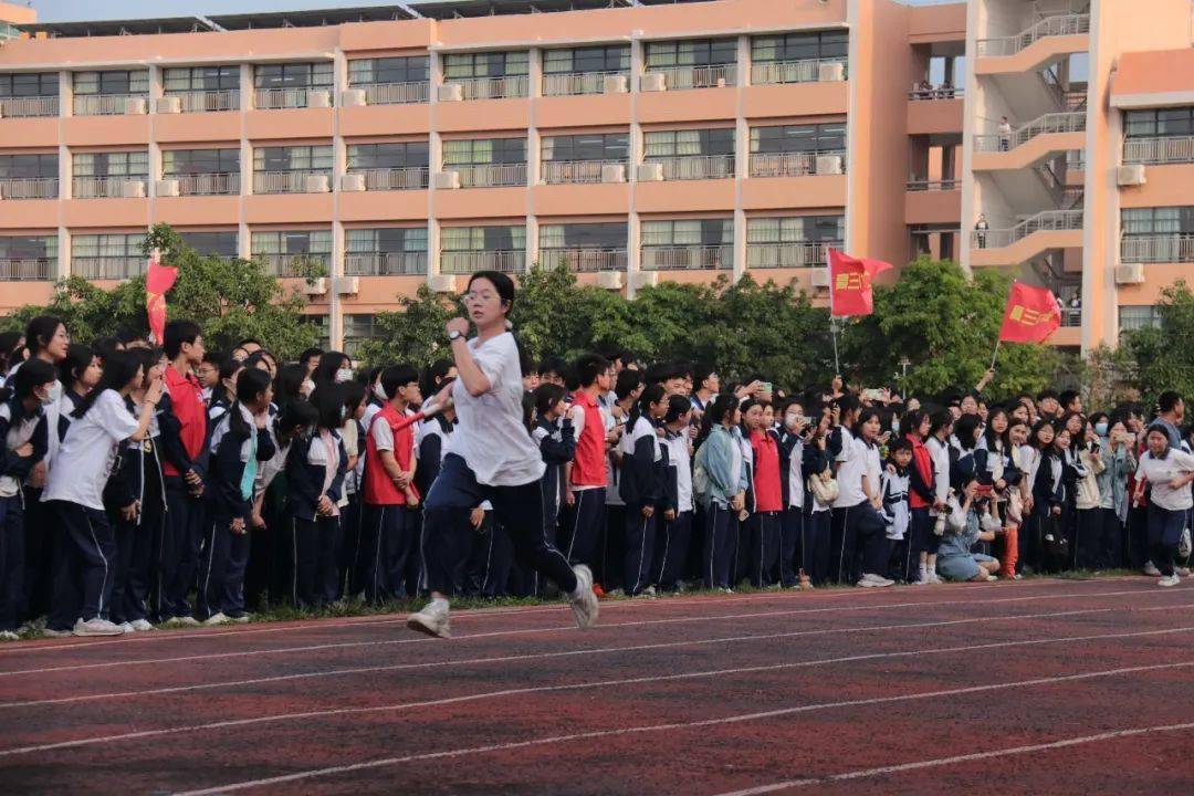 【基层动态】志愿同行 携手共进——两英中学志愿者助力校运会顺利