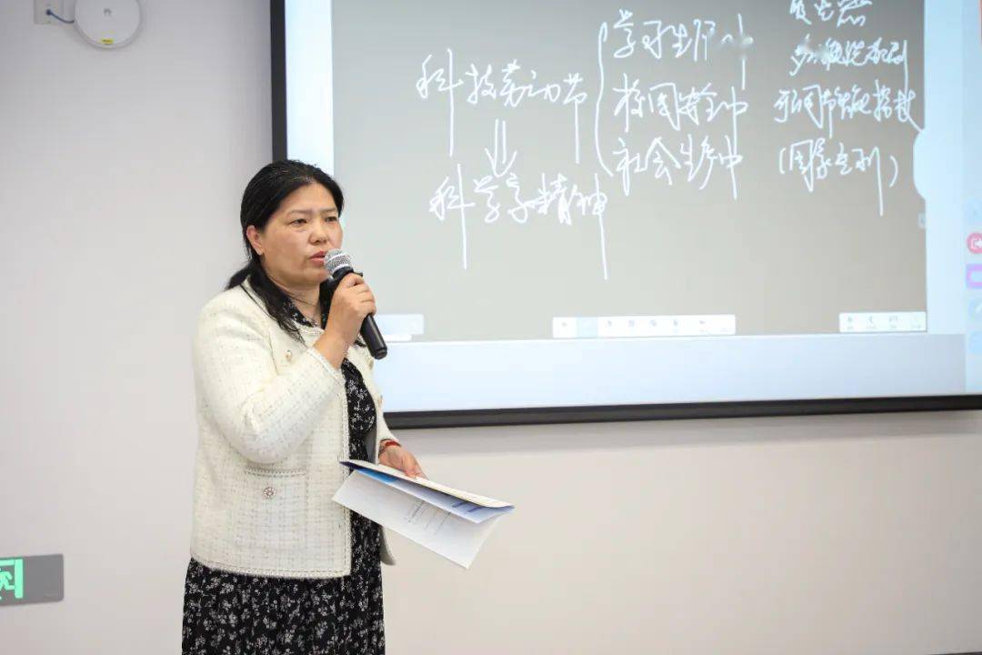 研究院黄琼研究员,人大附中劳动教育教研组组长李作林老师作点评指导