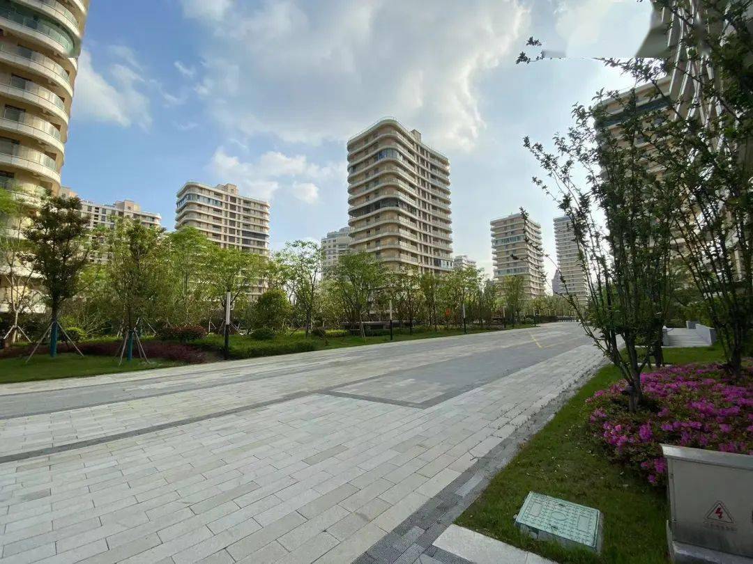 身心舒畅心旷神怡呼吸一口新鲜空气远看天禄湖景近看小区景观未来业主