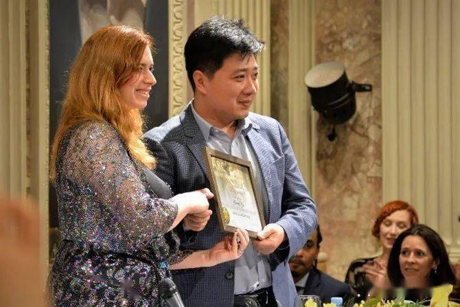 弗雷德·罗斯:重塑中国艺术家国际身份的重要推手——张鸿宾_大赛