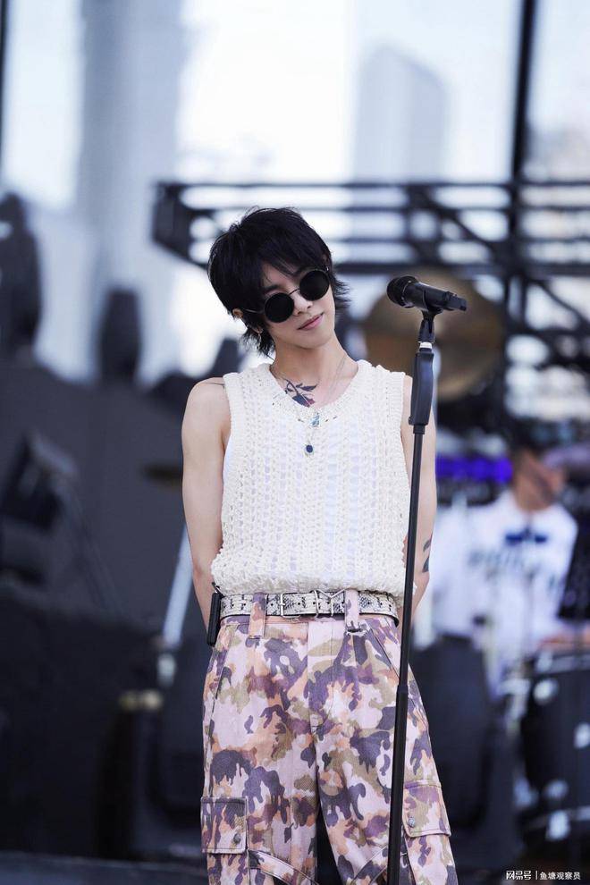 华晨宇准时出现在舞台上,《齐天大圣》《我管你》《寻》《拆弹专家》