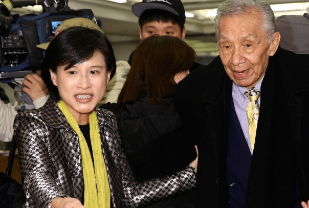 台湾女政客一边在大陆敛财,一边叫嚣独立,结果被人当中扇耳光_郑丽君
